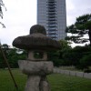 駿府公園の石灯篭と県庁舎