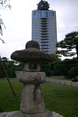 駿府公園の石灯篭と県庁舎