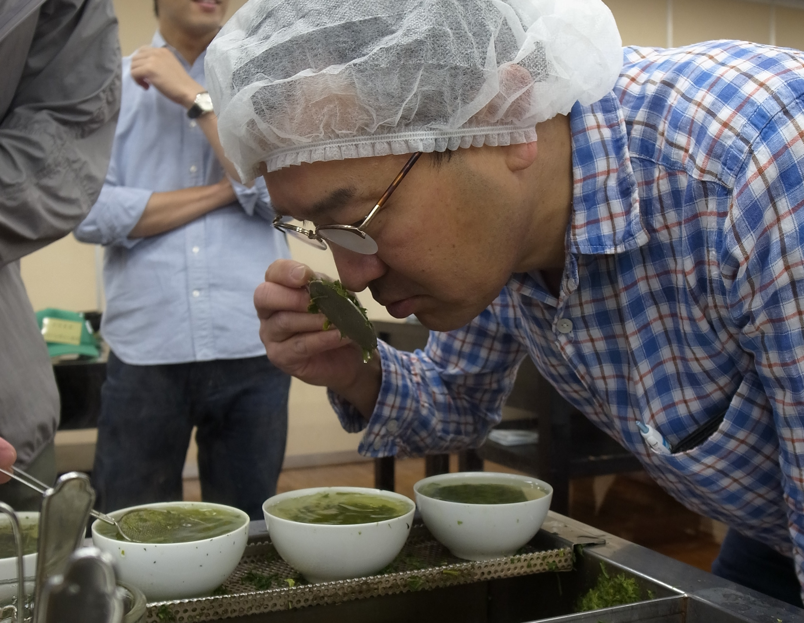 それでは！「お茶を拝見！」（実は業界用語の拝見デス）