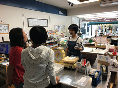 母校の小学校の生徒さんがお店のお手伝い(^^)