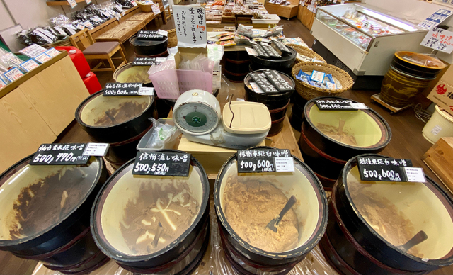 店舗入口味噌樽